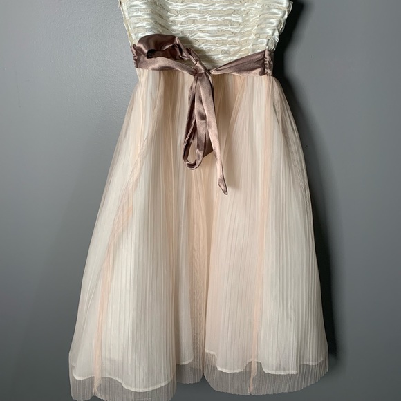 Girls Rare Editions size 12 in a beautiful light peach color. - Picture 10 of 11